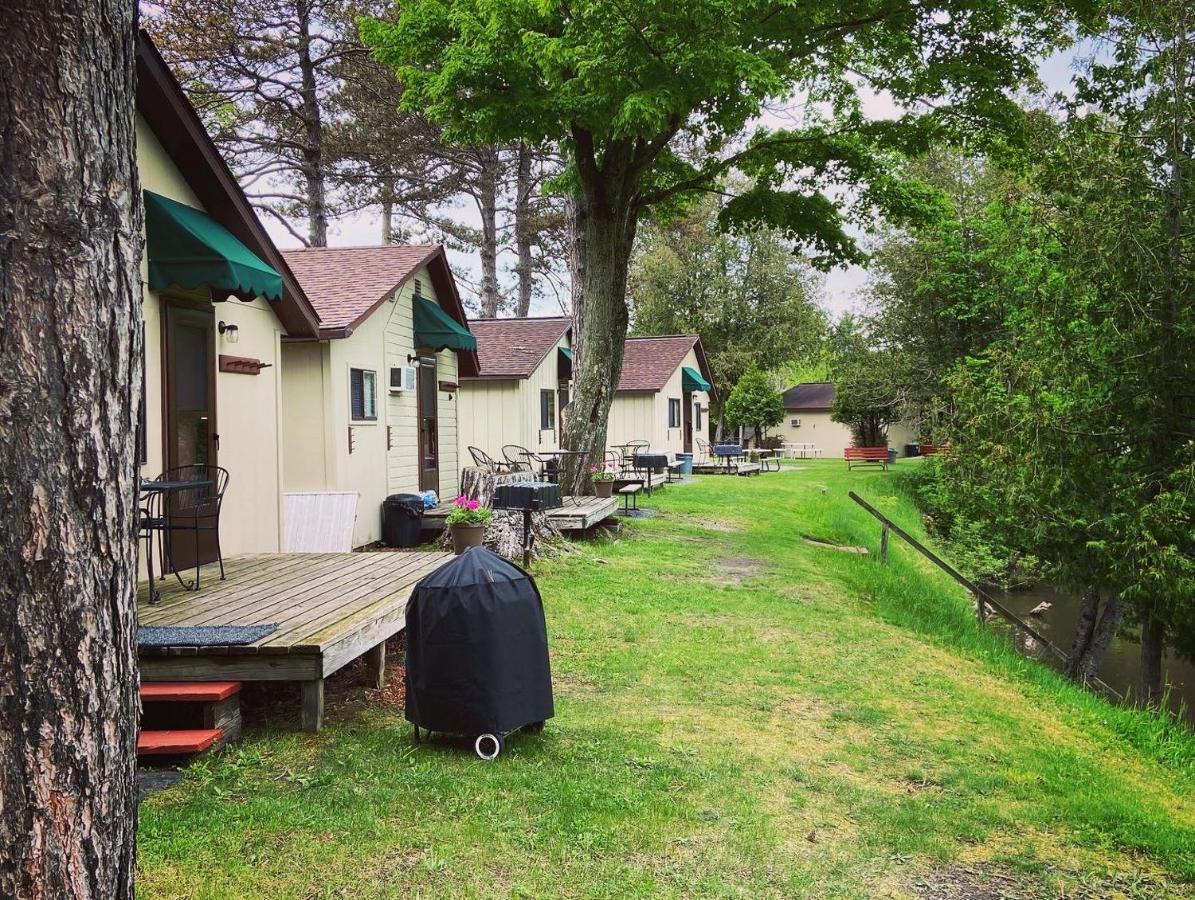 Betsie Riverside Resort Benzonia Exterior foto