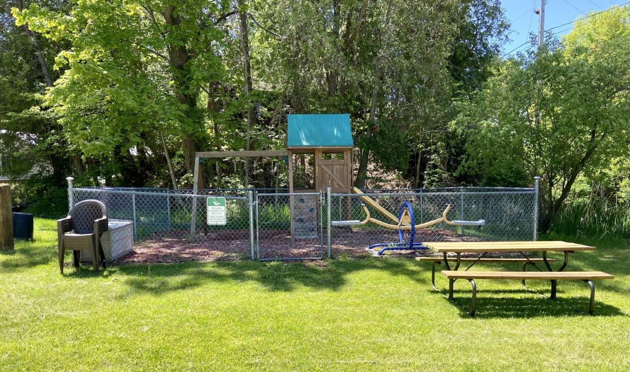 Betsie Riverside Resort Benzonia Exterior foto