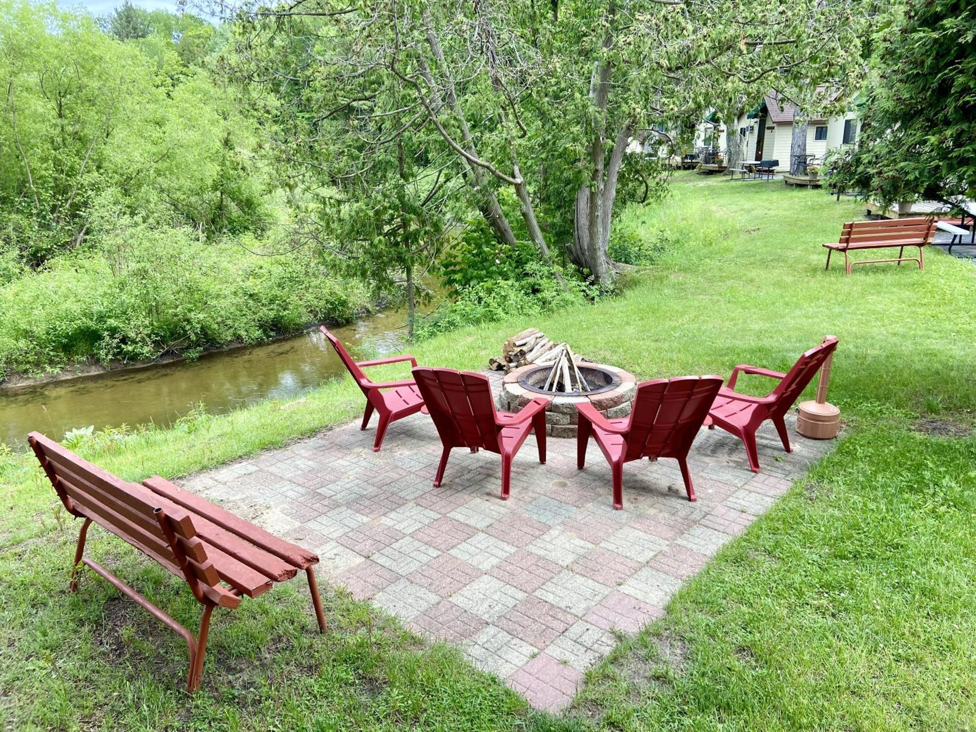 Betsie Riverside Resort Benzonia Exterior foto