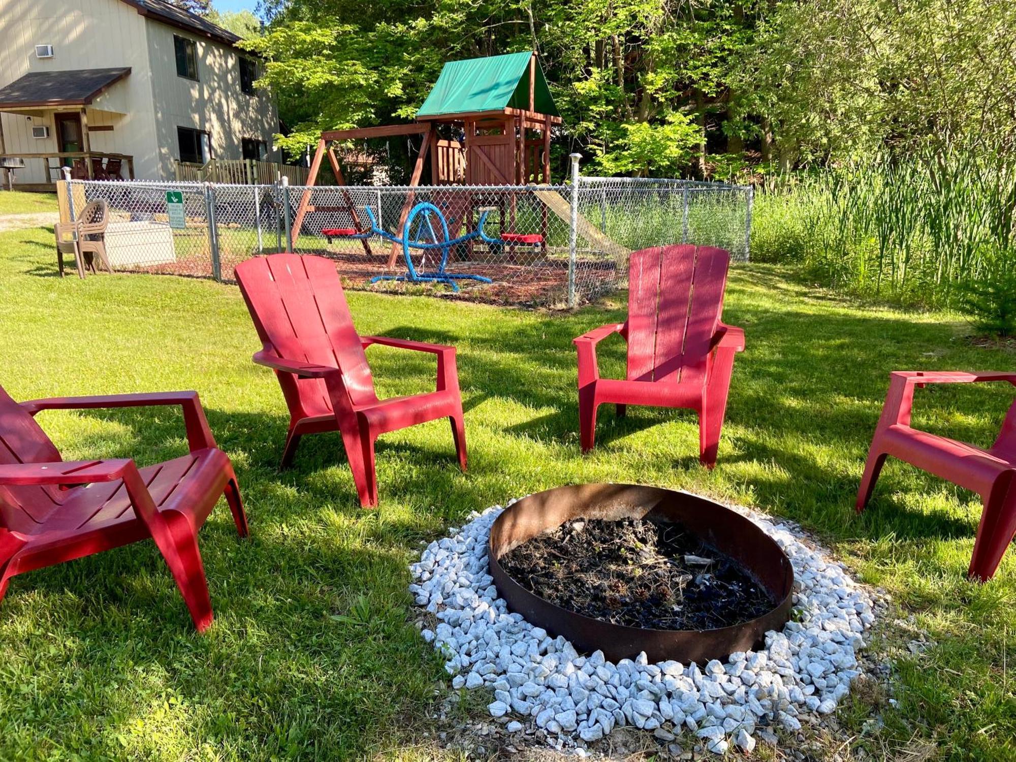 Betsie Riverside Resort Benzonia Exterior foto